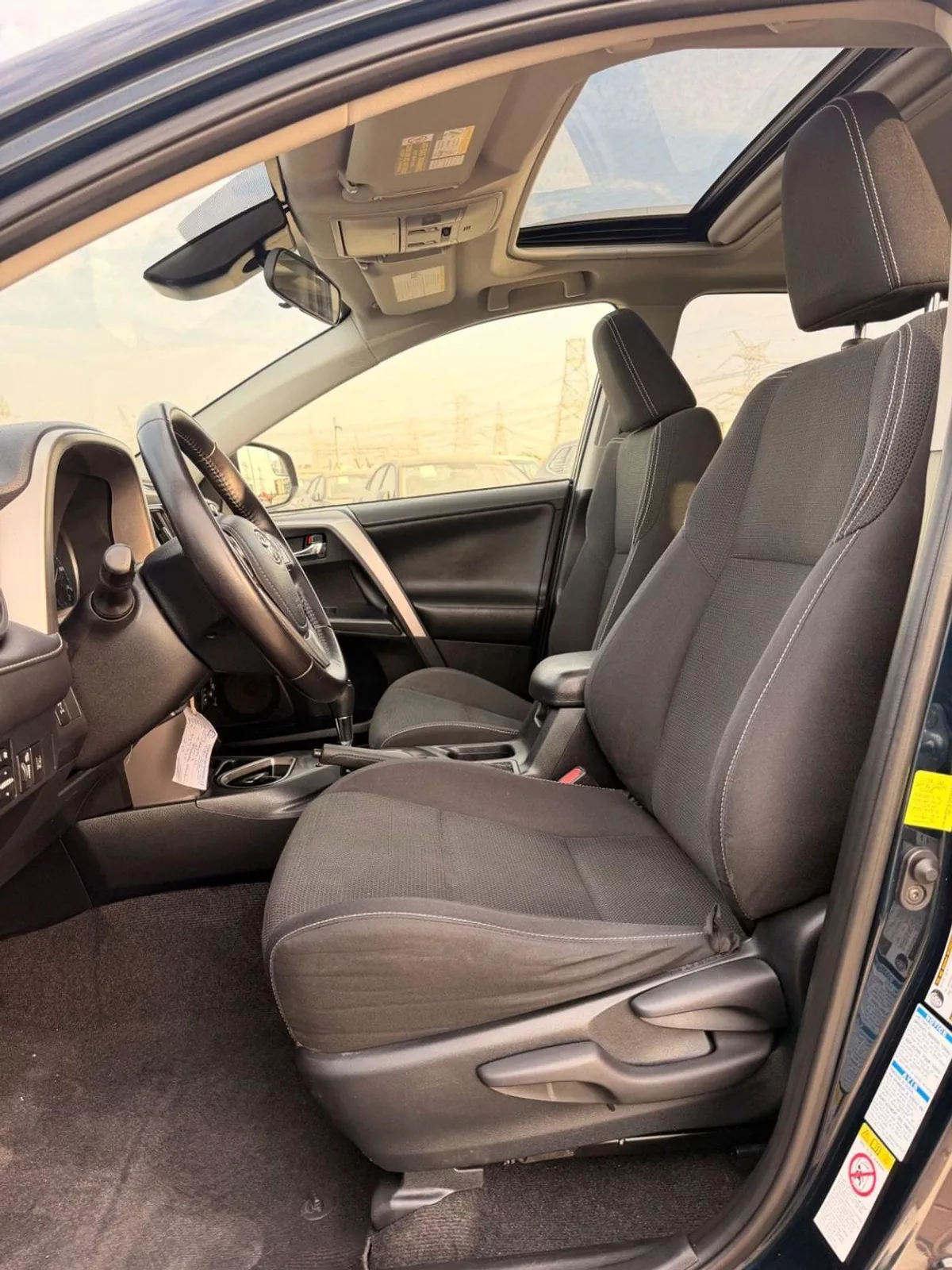 Toyota RAV4 XLE 2.5L / Sunroof, 4WD Full option-6-0