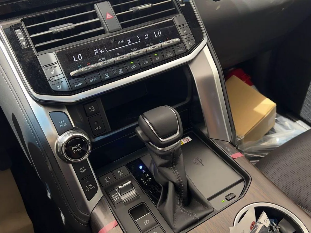 Toyota Land Cruiser TOYOTA LC300 VX 4.0L - Toyota LC300 VX 4.0L (Inside Black) EXPORT ONLY-22-0