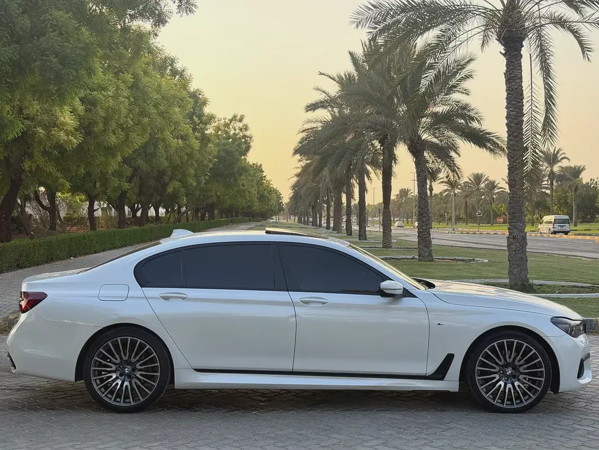 اول مالك من االوكالهStunning BMW 7-Series 730Li 2017 | GCC Specs | Low Mileage | Pristine Condition-18-18