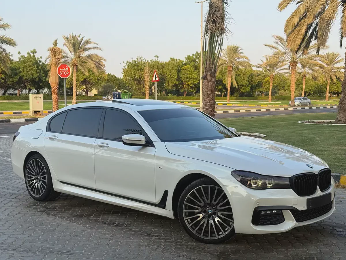 اول مالك من االوكالهStunning BMW 7-Series 730Li 2017 | GCC Specs | Low Mileage | Pristine Condition-1-1