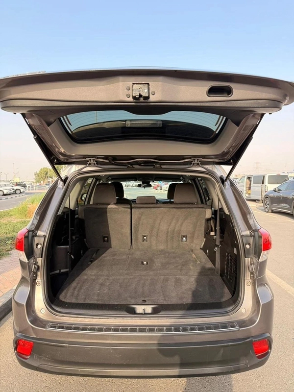 Toyota Highlander LE HEV LE 3.5 L 2020 model