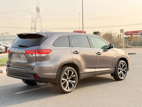 Toyota Highlander LE HEV LE 3.5 L 2020 model