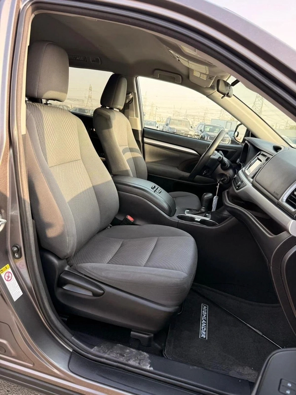 Toyota Highlander LE HEV LE 3.5 L 2020 model