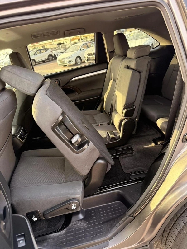 Toyota Highlander LE HEV LE 3.5 L 2020 model