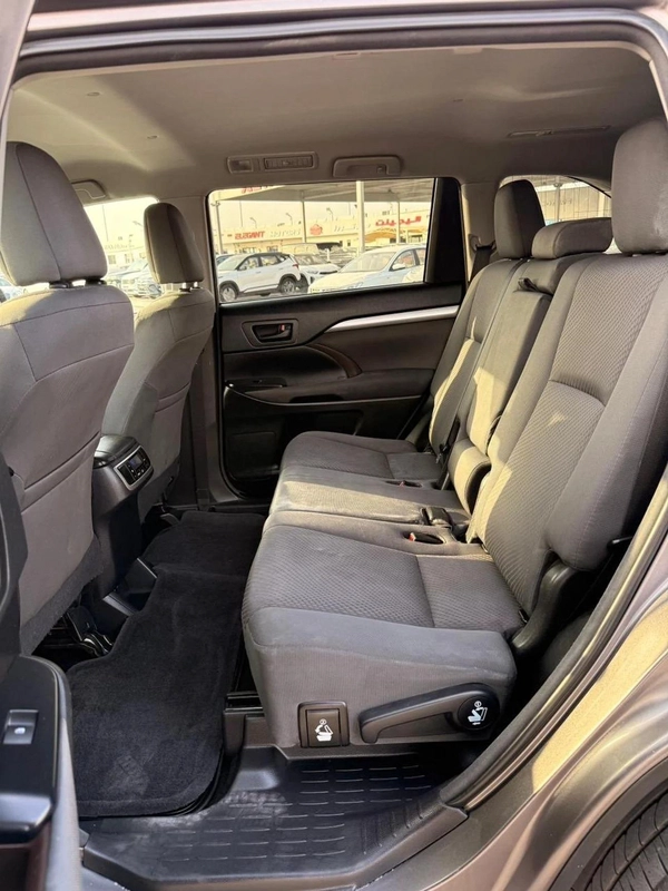 Toyota Highlander LE HEV LE 3.5 L 2020 model