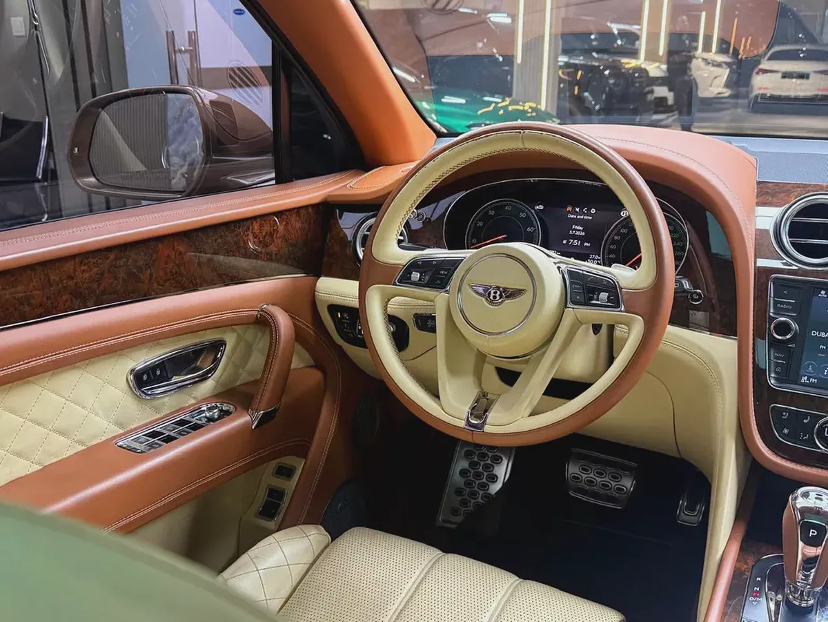 Bentley Bentayga W12 Mulliner 2017 | GCC Specs | Pristine Condition-10-10