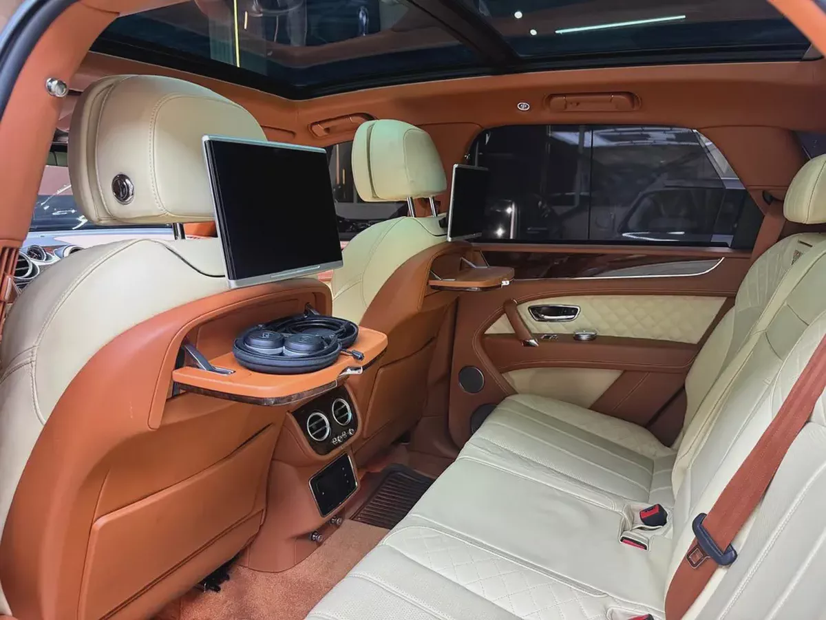 Bentley Bentayga W12 Mulliner 2017 | GCC Specs | Pristine Condition-15-15