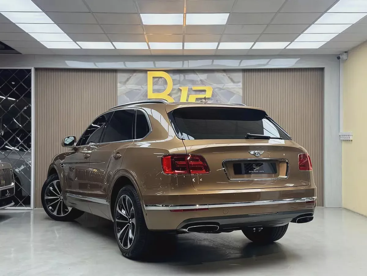Bentley Bentayga W12 Mulliner 2017 | GCC Specs | Pristine Condition-2-2