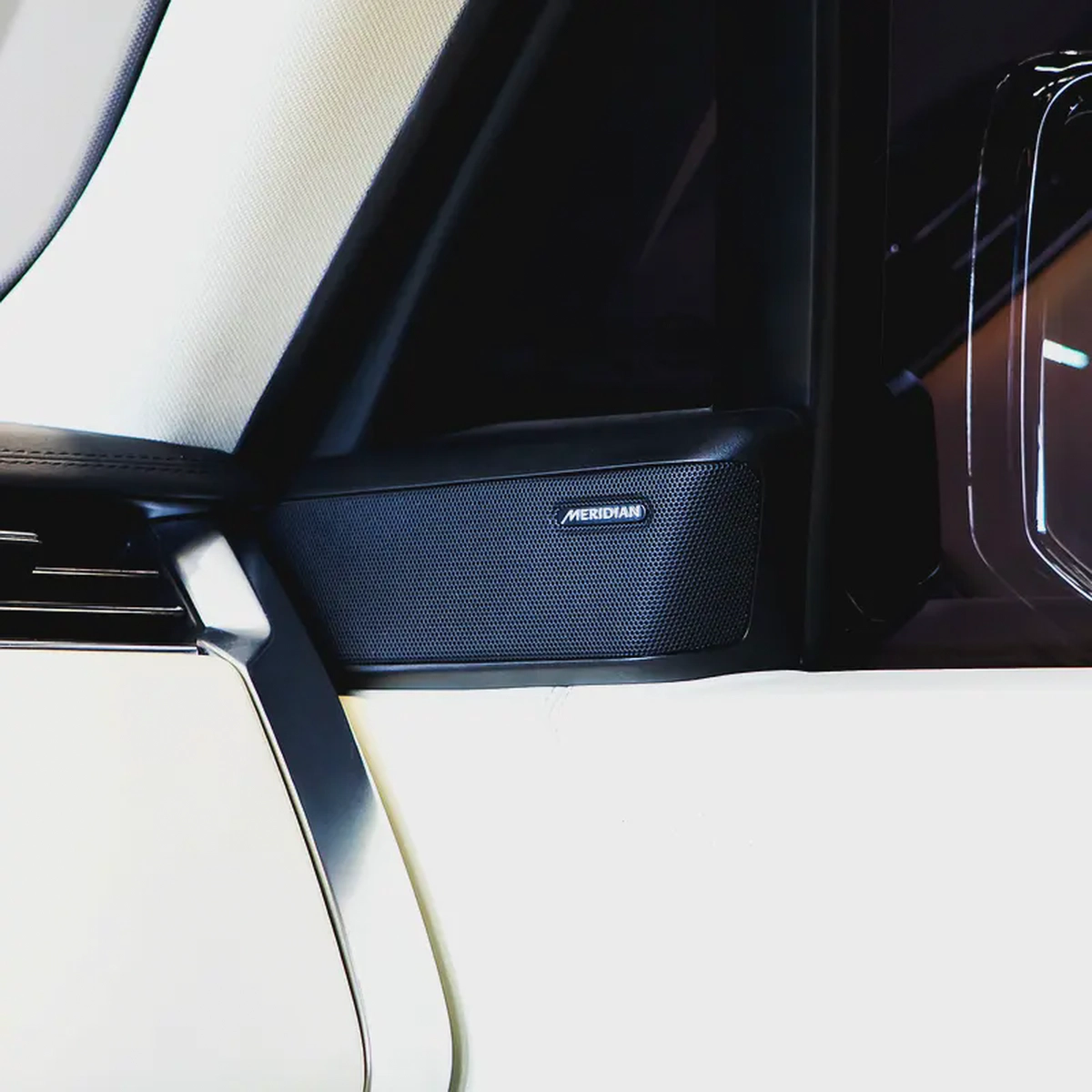 AED 6,515 P.M • 0% Downpayment • Range Rover SE P400 • Agency Warranty-7-7