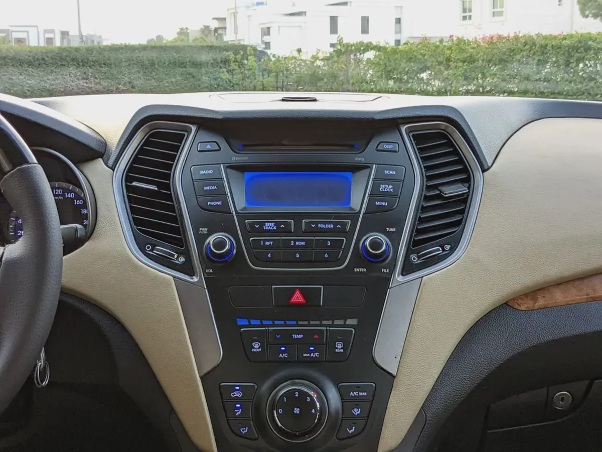 Hyundai Santa Fe 2016 GCC Mint Condition With Beige Interior Super 7 Seater Family SUV-11-11