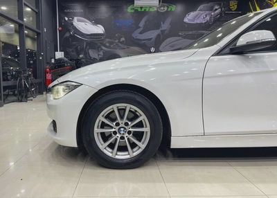 BMW 320i Exclusive 2.0L-5