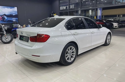 BMW 320i Exclusive 2.0L-7