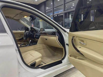 BMW 320i Exclusive 2.0L-15