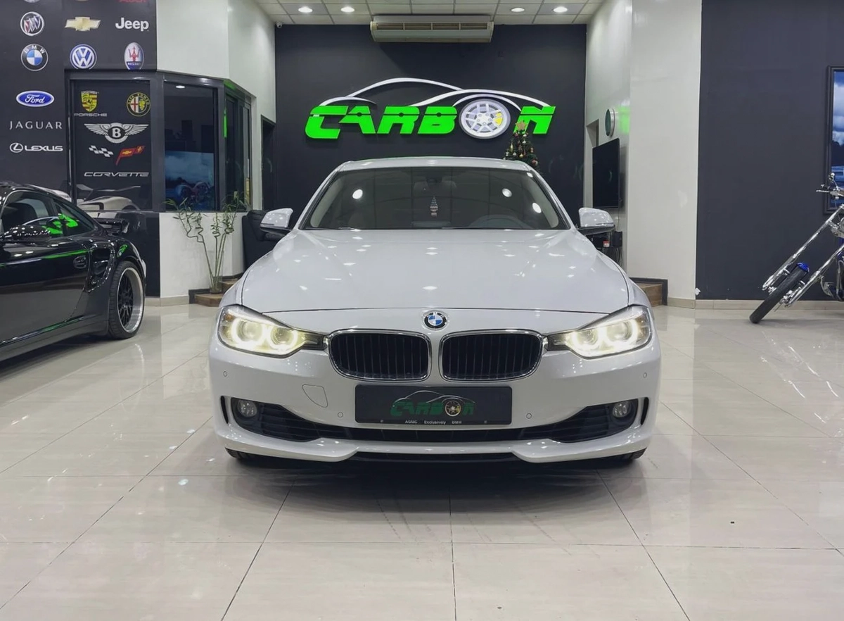 BMW 320i Exclusive 2.0L-3-3