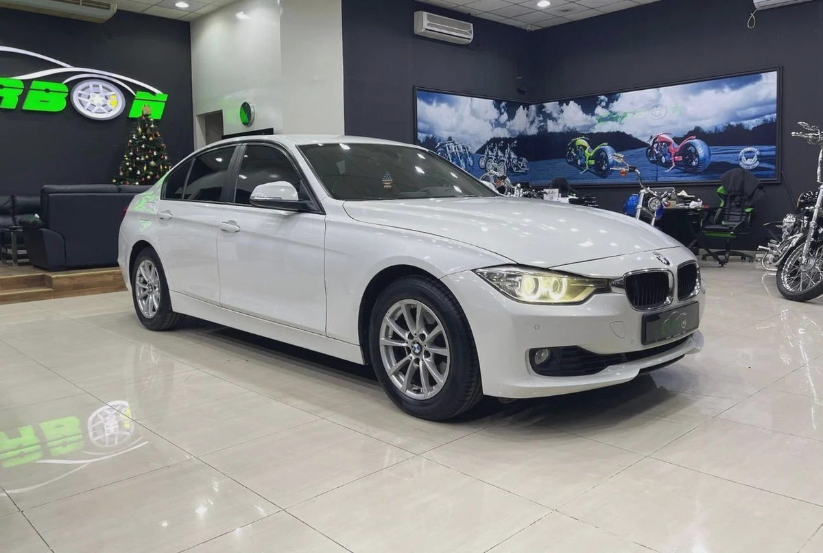 BMW 320i Exclusive 2.0L-6-6
