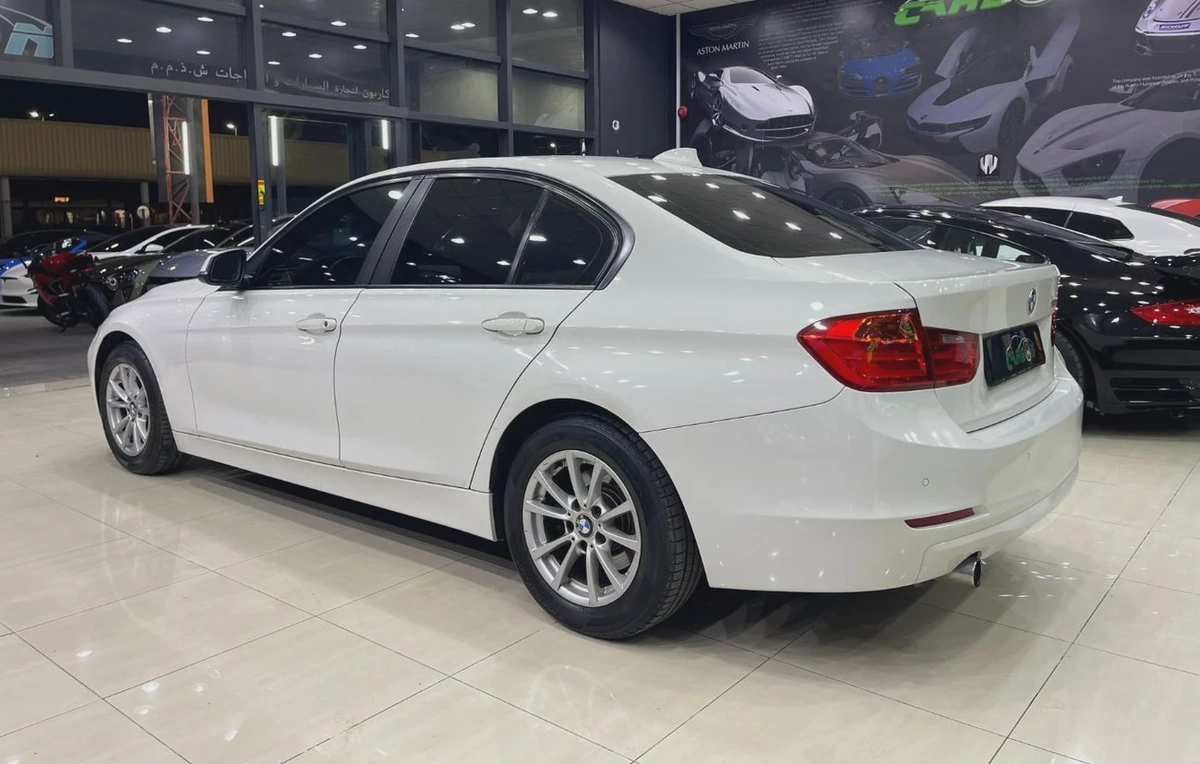 BMW 320i Exclusive 2.0L-8-8