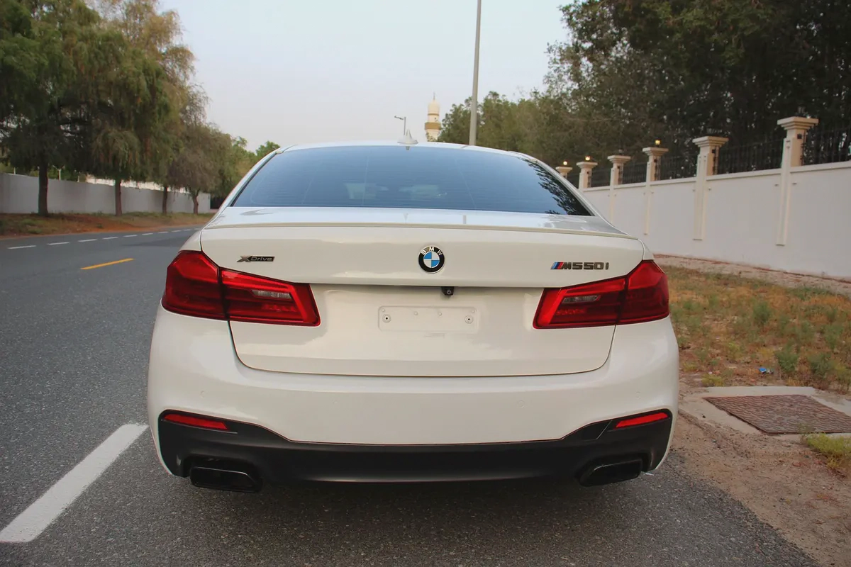 BMW M550i xDrive V8 2018 | GCC Specs | Pristine Condition-1-1
