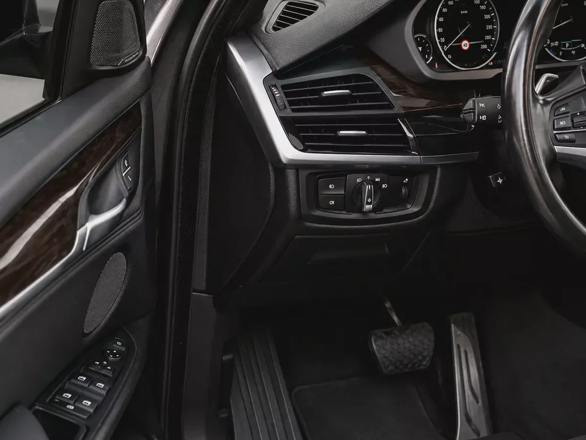 AED 1,338 P.M | BMW X5 xDrive35i Exclusive 2018 | GCC Specs | 3.0L V6-15-15