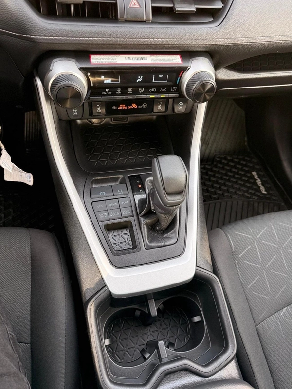Toyota RAV4 LE Toyota RAV4 2.5 L 2024