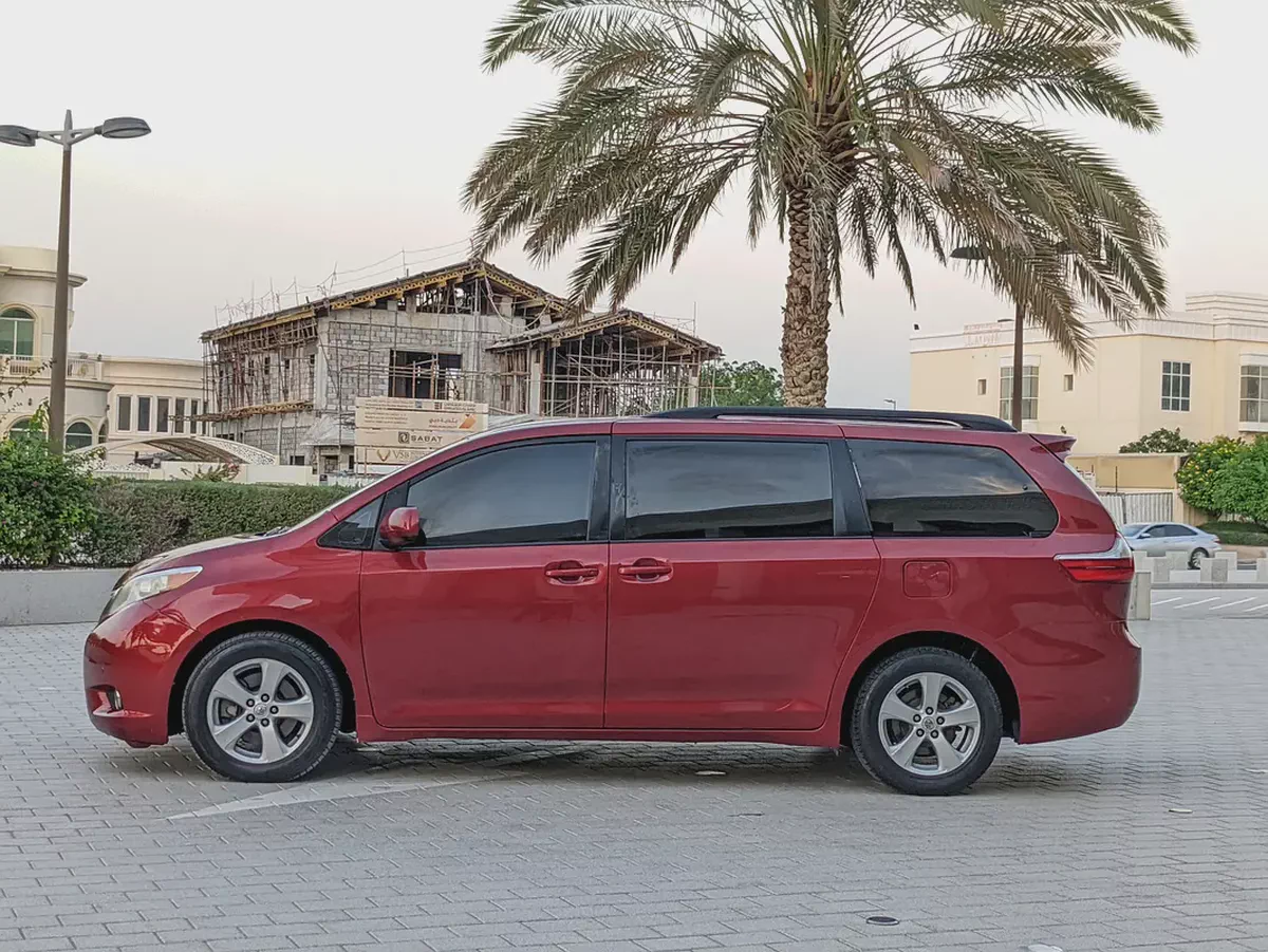 Toyota Sienna 2015 Mid Option With Navigation In Perfect Condition 7 Seater Flawless Family Van-15-15