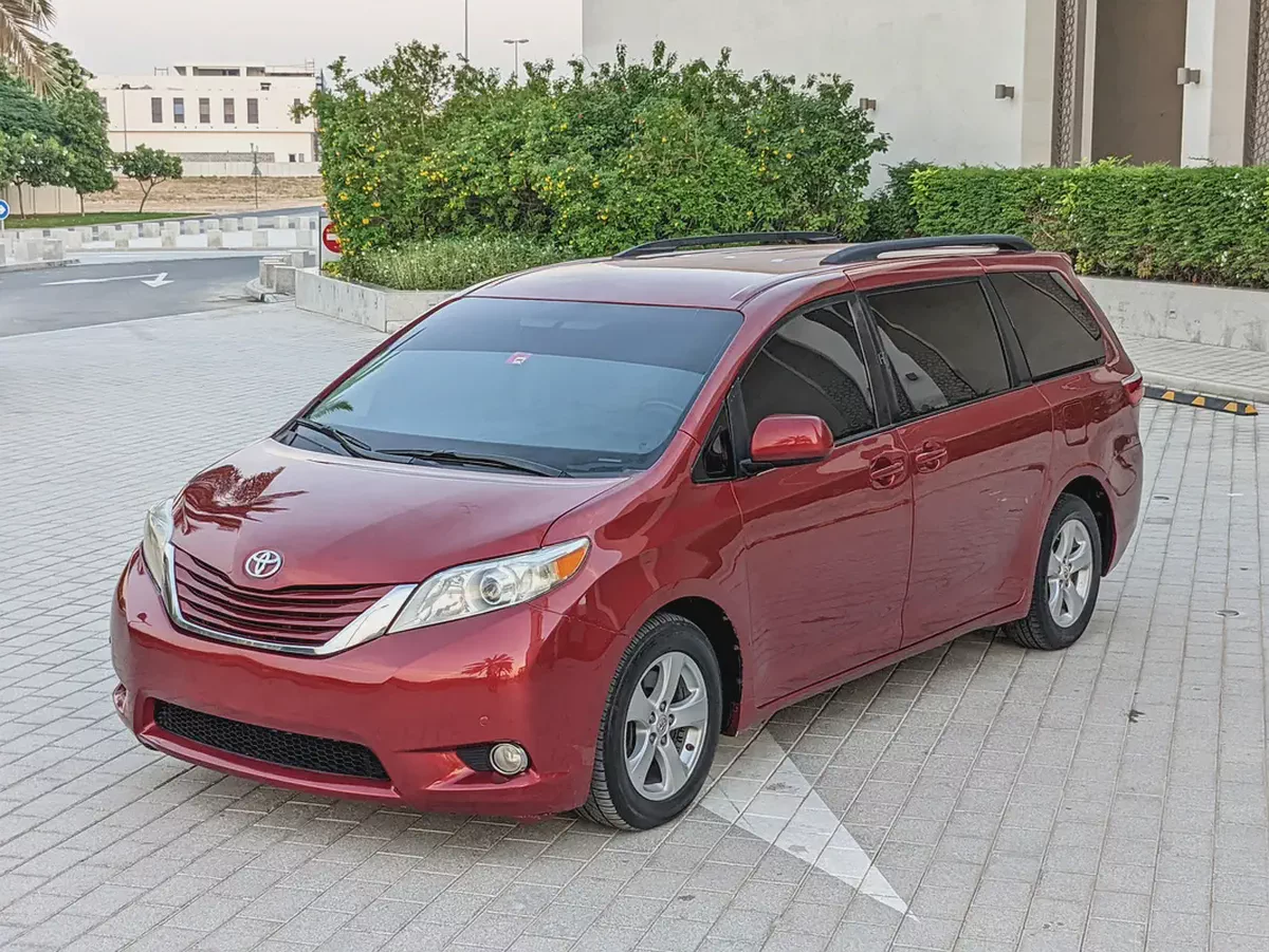 Toyota Sienna 2015 Mid Option With Navigation In Perfect Condition 7 Seater Flawless Family Van-1-1