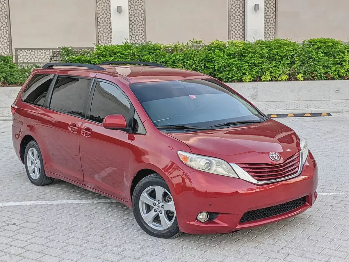 Toyota Sienna 2015 Mid Option With Navigation In Perfect Condition 7 Seater Flawless Family Van-2-2