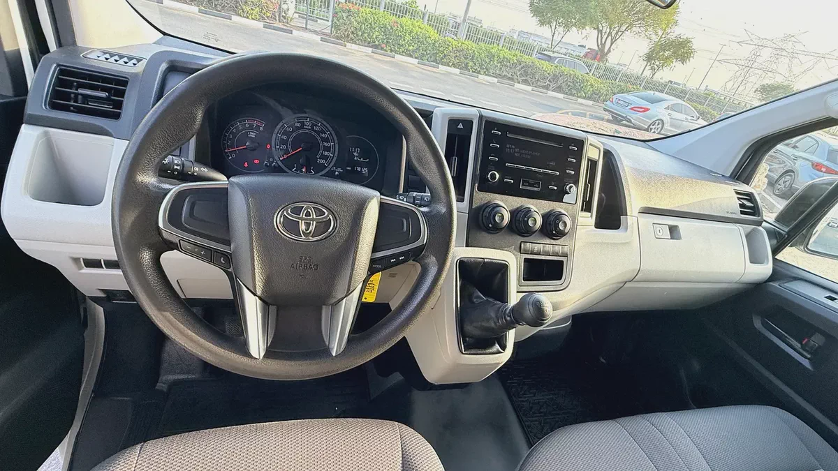 Toyota Hiace 2022 GCC Specs - cargo Van,excellent condition-11-11