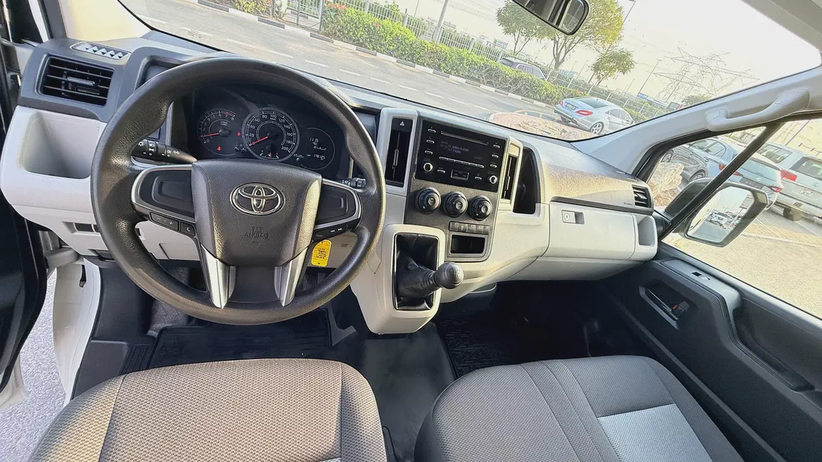 Toyota Hiace 2022 GCC Specs - cargo Van,excellent condition-18-18