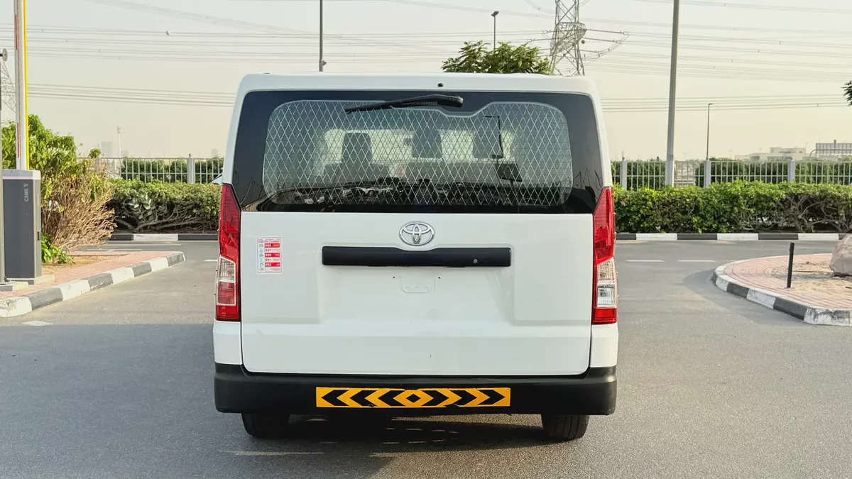 Toyota Hiace 2022 GCC Specs - cargo Van,excellent condition-3-3
