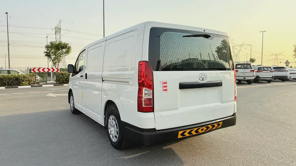 Toyota Hiace 2022 GCC Specs - cargo Van,excellent condition-6-6