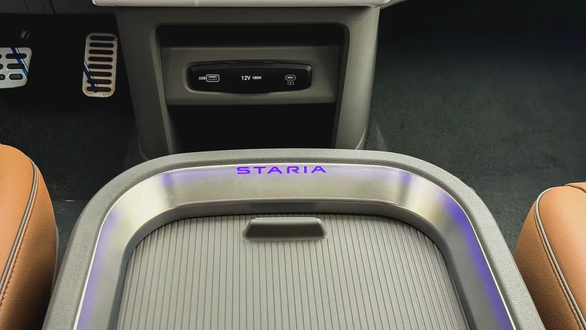 Hyundai Staria Premium 9 Seater 3.5L V6 GCC Brand New 2026-15-15