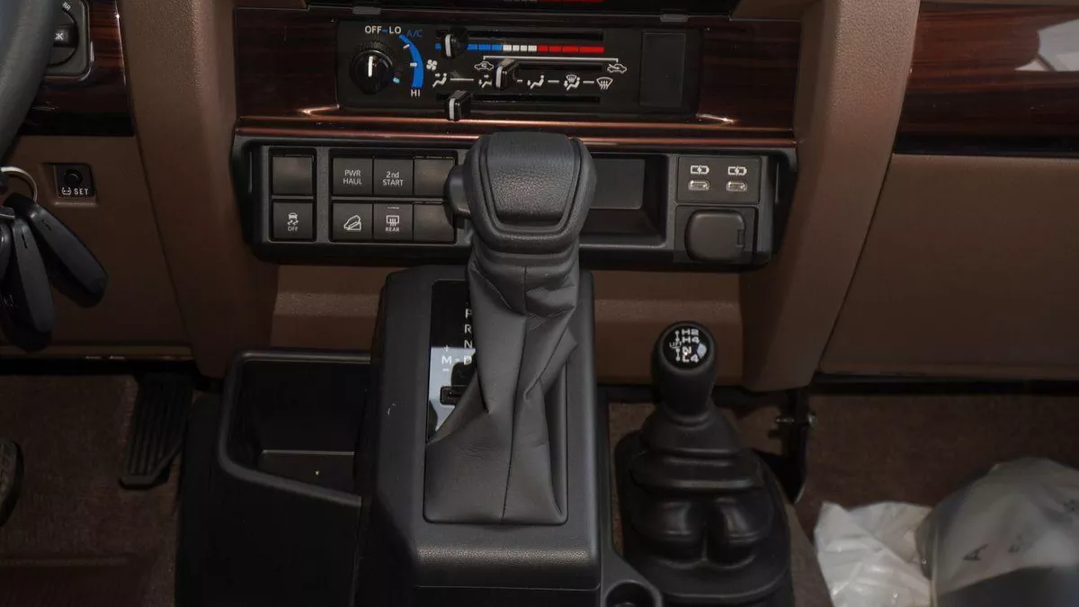 Toyota Land Cruiser 70 LC76 HT VXR HT VXR LX 4.0L V6 A/T-7-0