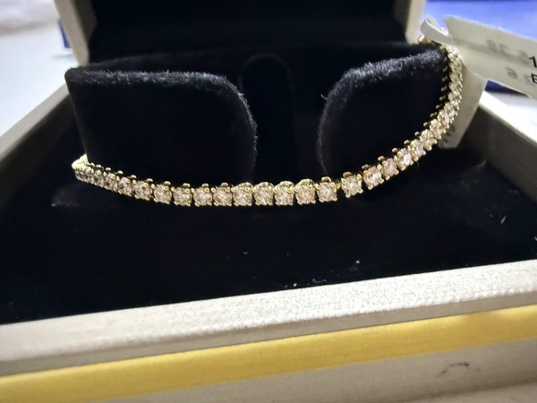 18k White gold tennis bracelet with VVS natural Diamonds