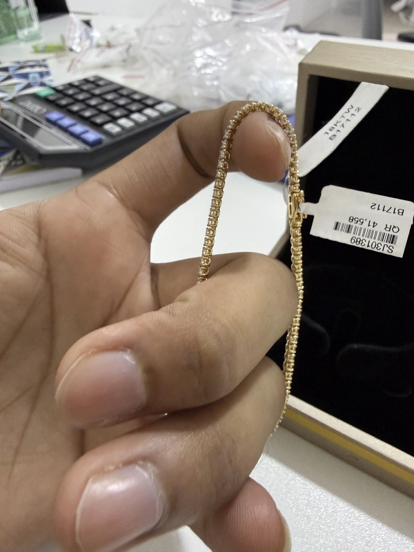 18k White gold tennis bracelet with VVS natural Diamonds