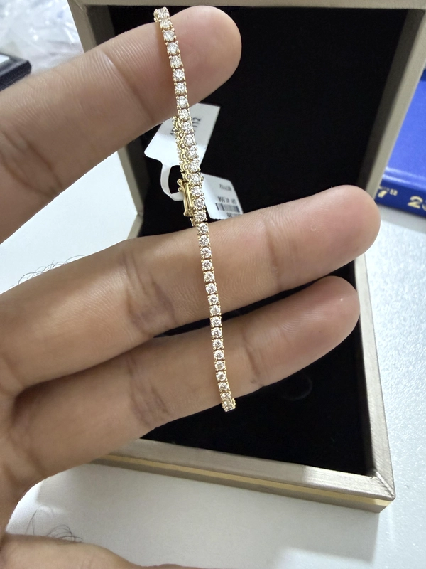 18k White gold tennis bracelet with VVS natural Diamonds