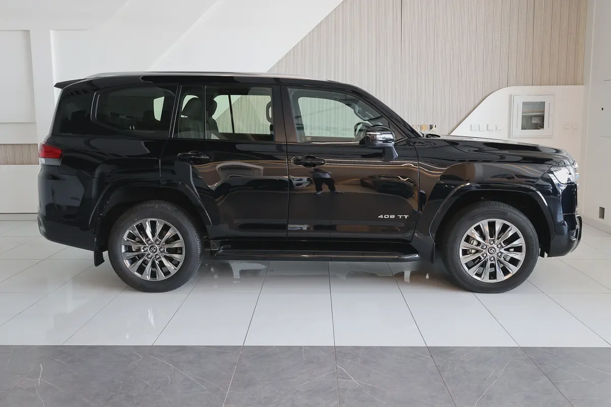 Toyota Land Cruiser 2023 GXR - GCC Specs - Low Mileage 47000km-Excellent condition-6-6