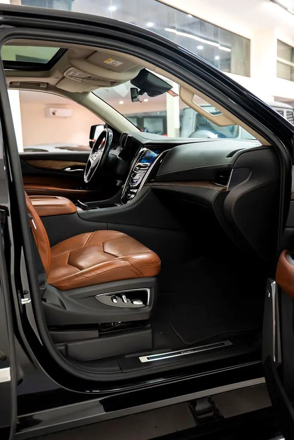 AED 1551 PM | CADILLAC ESCALADE PLATINUM 2020 | PRISTINE CONDITION | 1 YEAR WARRANTY | GCC