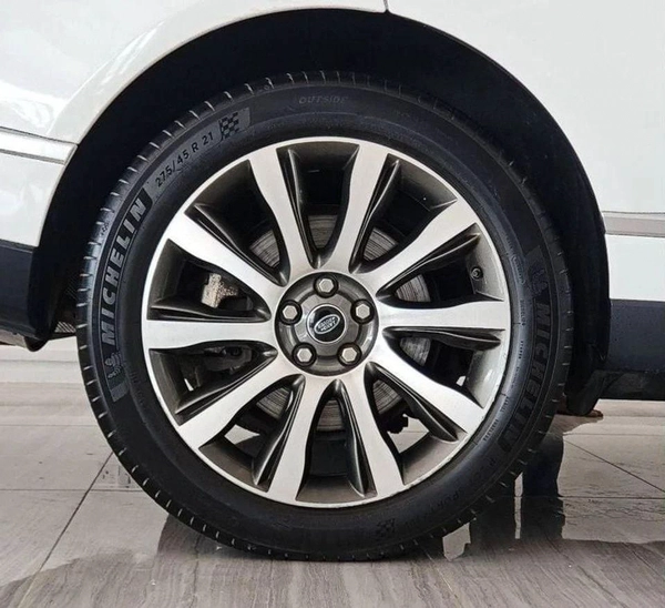 Land Rover Range Rover HSE 5.0L VOGUE HSE V8 5.0L-8CYL FULL OPTION - EXCELLENT CONDITION GCC SPECIFICATION 
