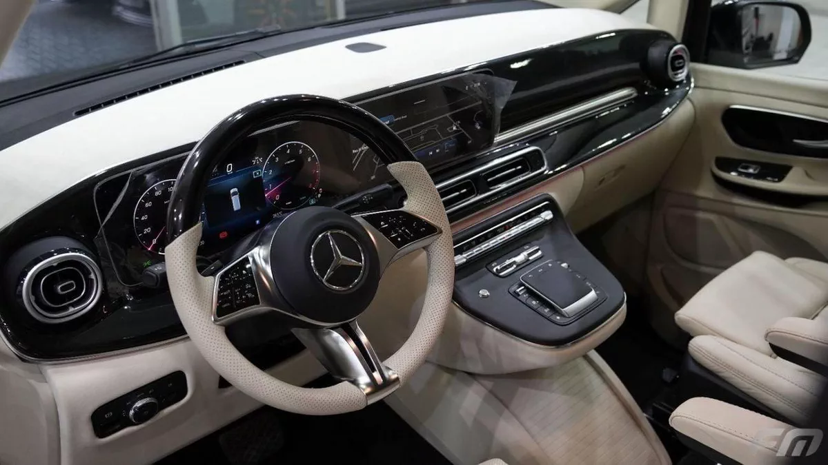 Mercedes Benz V300 VIP BUSINESS VAN –  FULL LUXURY OPTION | BRAND NEW | GCC | 2025-21-0