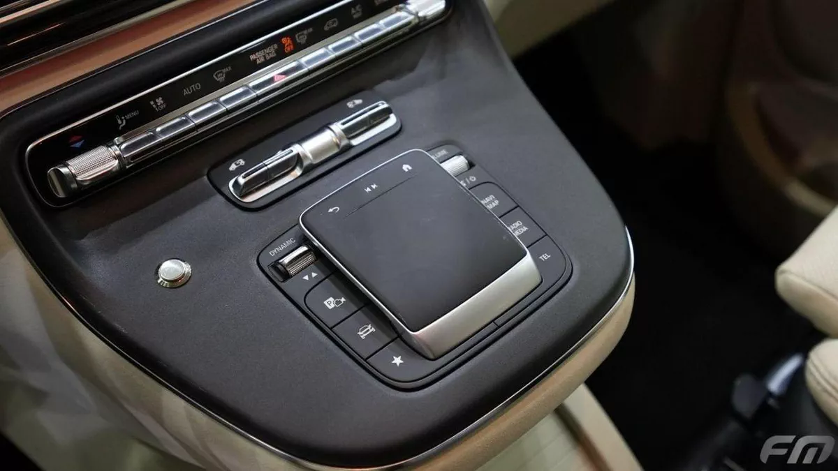 Mercedes Benz V300 VIP BUSINESS VAN –  FULL LUXURY OPTION | BRAND NEW | GCC | 2025-24-0