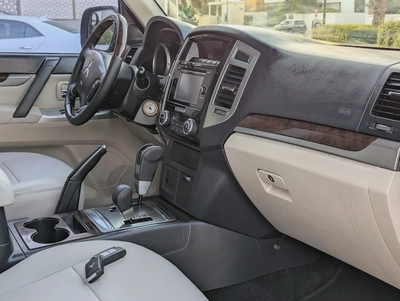 MITSUBISHI PAJERO 2016 GLS TOP FULL OPTION GCC V6 3.5L IN EXCELLENT CONDITION-10