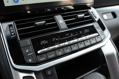 Toyota Land Cruiser VXR-17