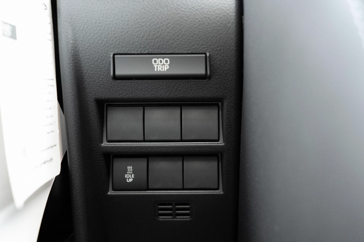 Toyota Land Cruiser VXR-22-22