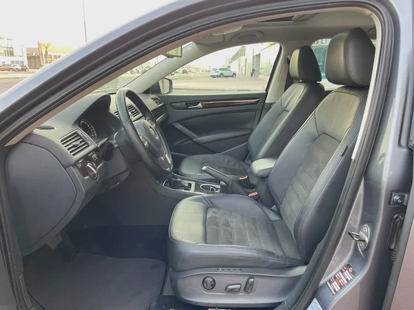 VOLKSWAGEN PASSAT - GCC SPECS - FULL SERVICE HISTORY - UNDER WARRANTY - ORIGINAL PAINT -