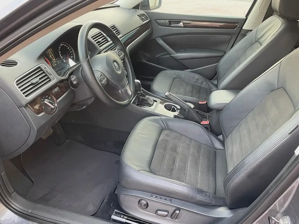 VOLKSWAGEN PASSAT - GCC SPECS - FULL SERVICE HISTORY - UNDER WARRANTY - ORIGINAL PAINT -