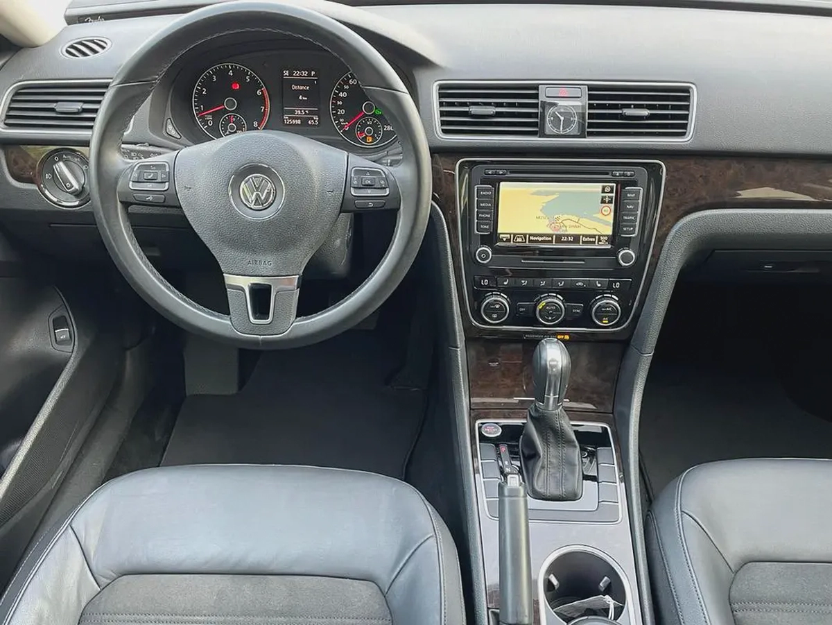 VOLKSWAGEN PASSAT - GCC SPECS - FULL SERVICE HISTORY - UNDER WARRANTY - ORIGINAL PAINT --11-11