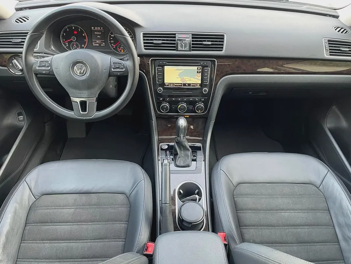 VOLKSWAGEN PASSAT - GCC SPECS - FULL SERVICE HISTORY - UNDER WARRANTY - ORIGINAL PAINT --13-13