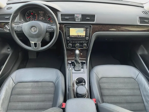 VOLKSWAGEN PASSAT - GCC SPECS - FULL SERVICE HISTORY - UNDER WARRANTY - ORIGINAL PAINT -