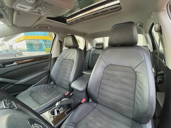 VOLKSWAGEN PASSAT - GCC SPECS - FULL SERVICE HISTORY - UNDER WARRANTY - ORIGINAL PAINT -