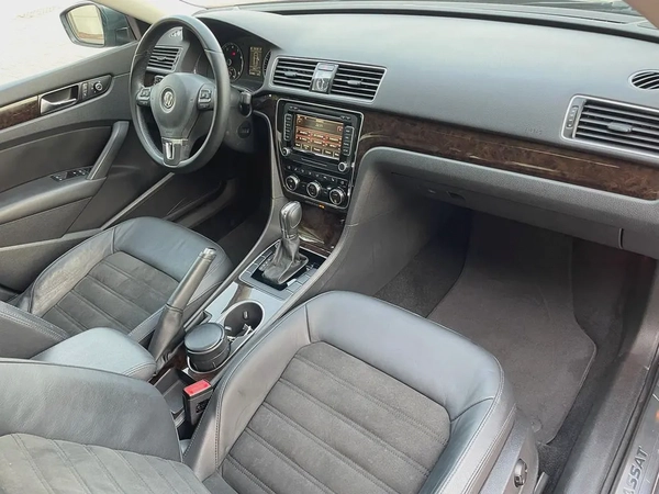VOLKSWAGEN PASSAT - GCC SPECS - FULL SERVICE HISTORY - UNDER WARRANTY - ORIGINAL PAINT -